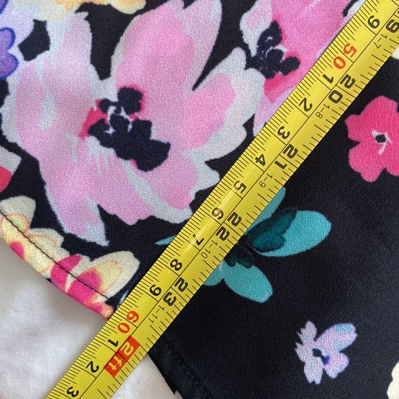 NWT CeCe Bright Floral Collared Top, M - Picture 8 of 10